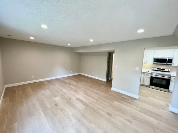 9067 W Swan Cir, Saint Louis, MO 63144