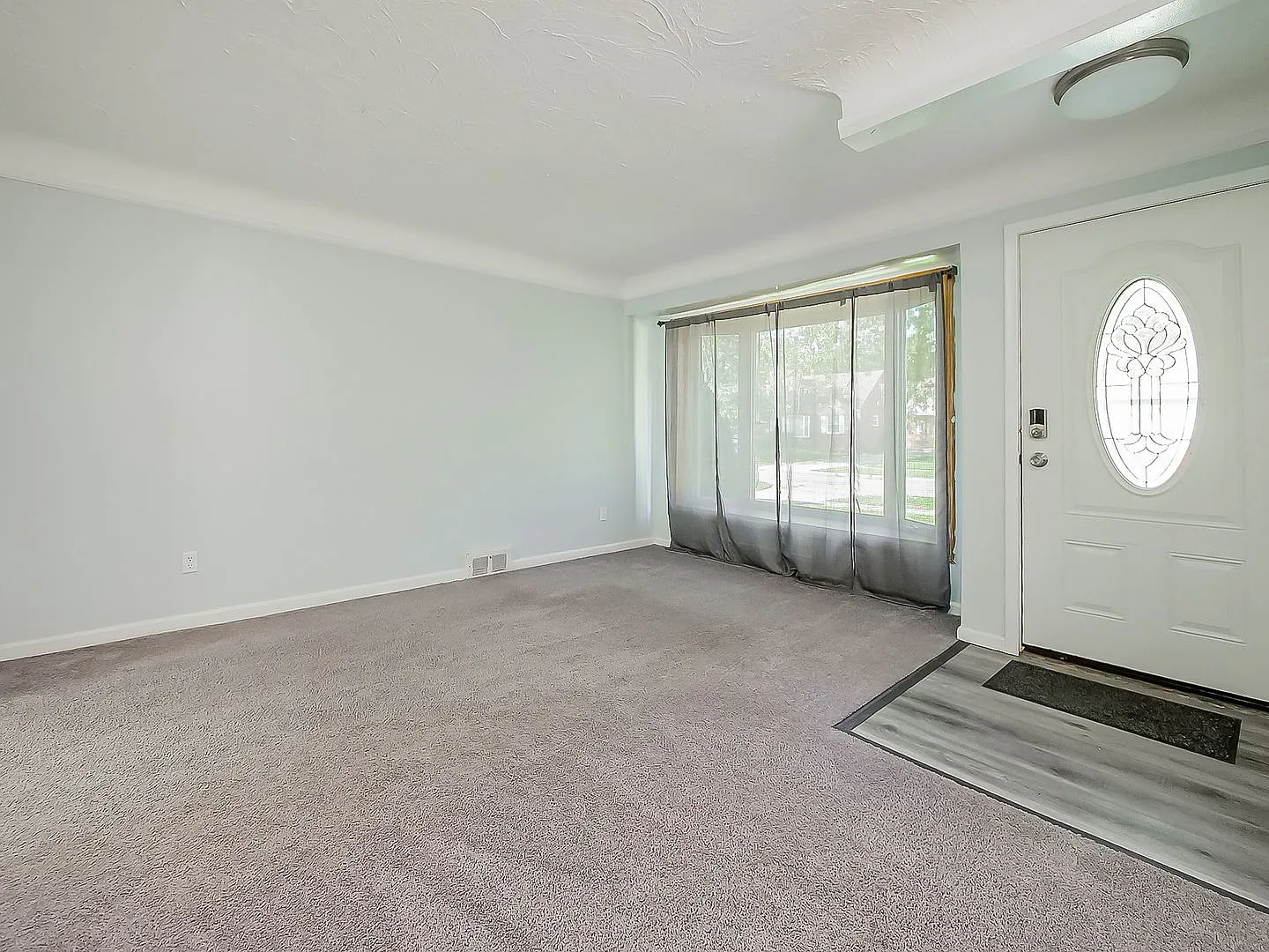 Charming 3-Bedroom Home with 2-Car Garage & Fenced Backyard — Photo 4
