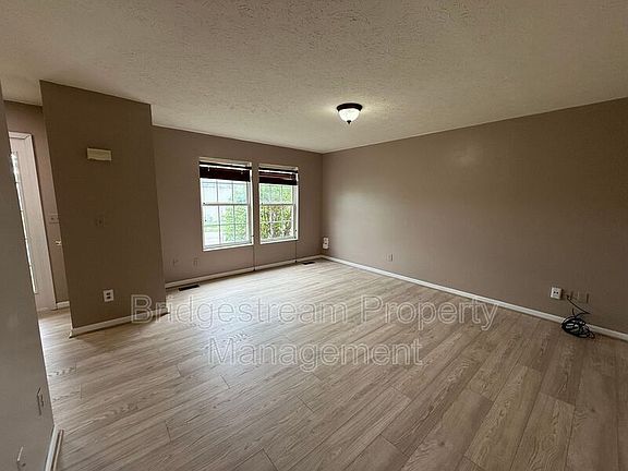 4th image of 381 Sherman Dr