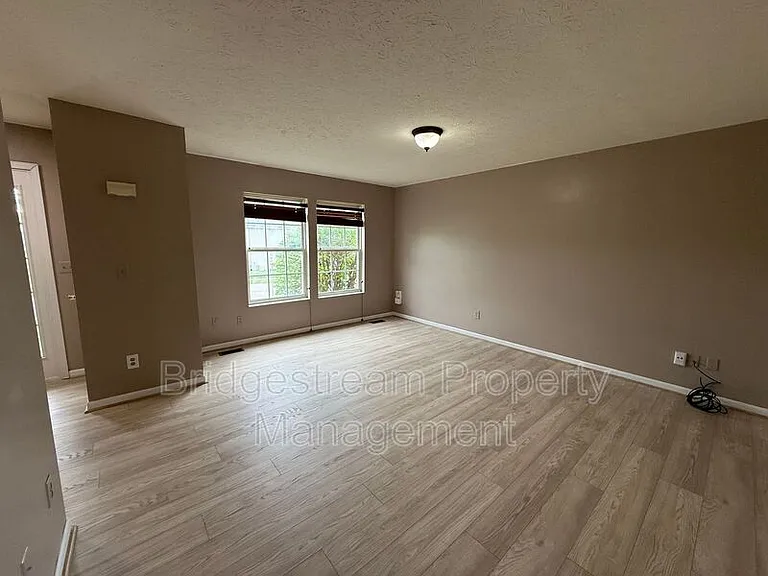 381 Sherman Dr — Photo 4