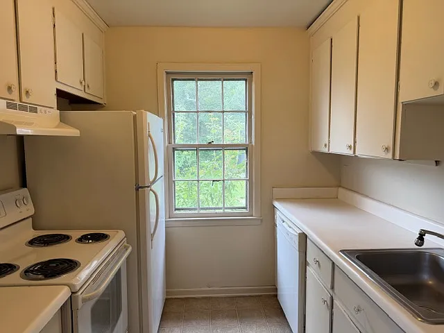 904 W Lee Rd #4 — Photo 2
