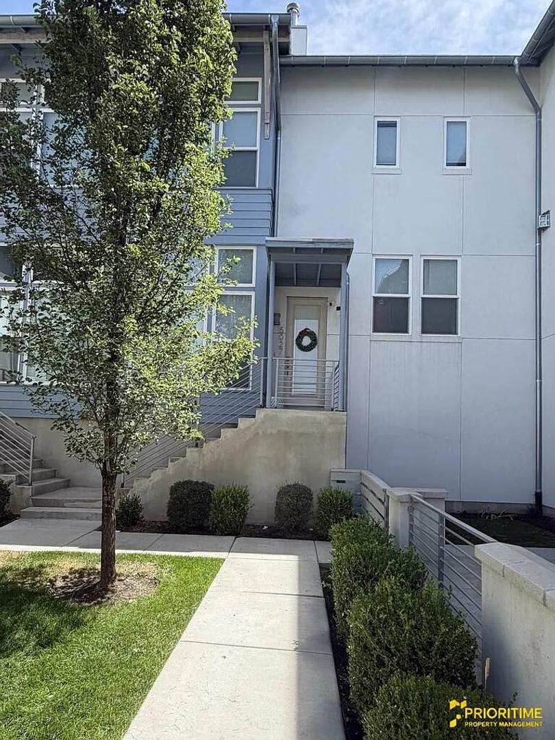 Incredible Daybreak Townhouse Near Everything Daybreak! — Photo 3