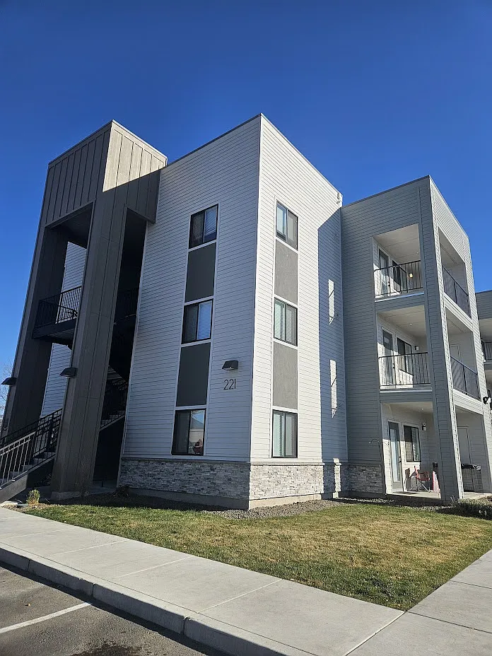 Maine Ave Apartments — Photo 1