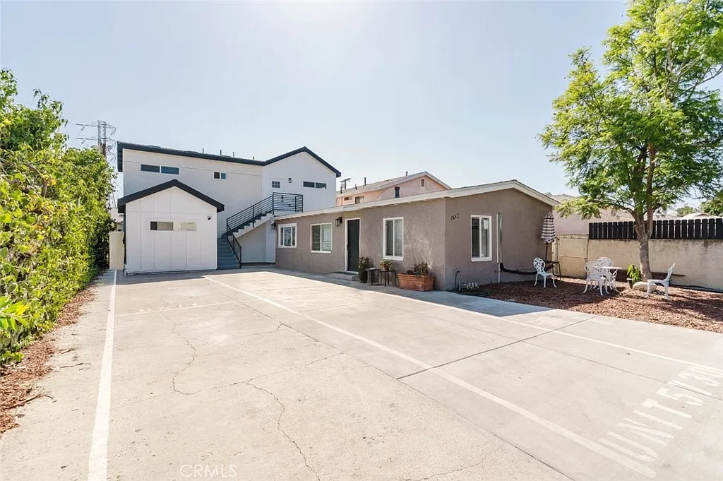 3 bed, 1000 sqft, $3,750 — Photo 2