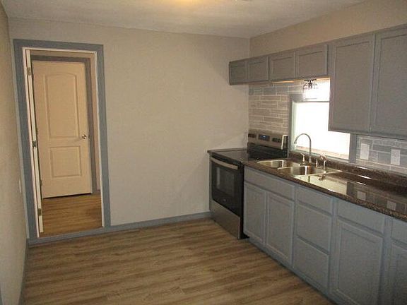 3rd image of 129 B St SE