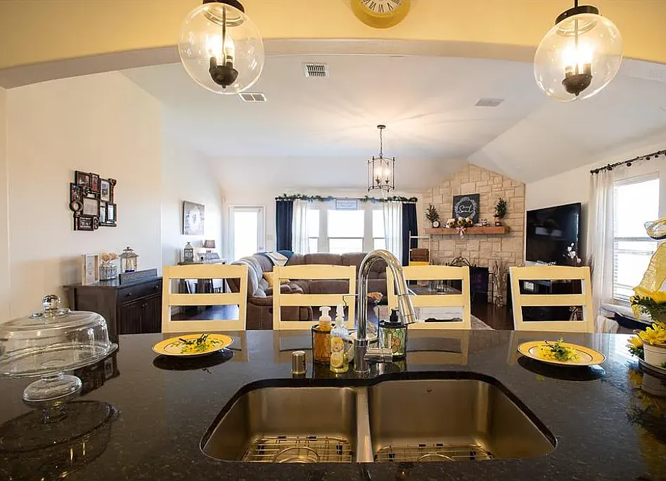 3 bed, 1912 sqft, $2,250 — Photo 4