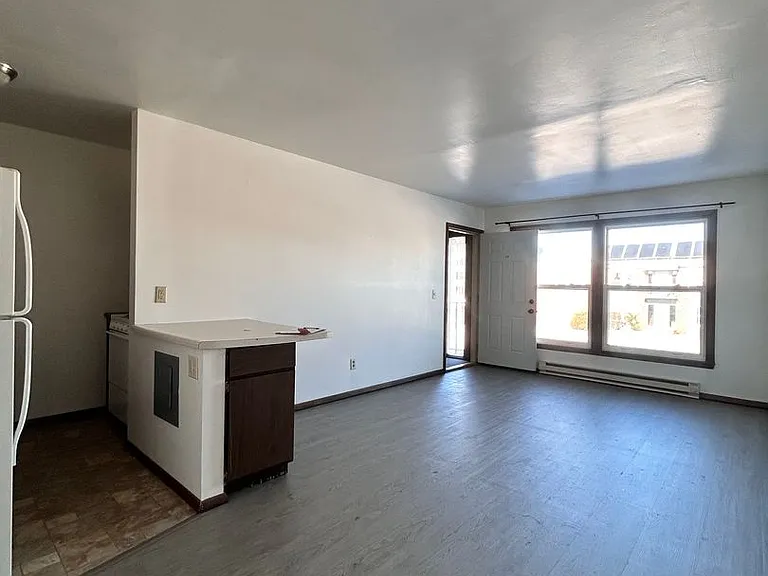 910 Richard Dr — Photo 2