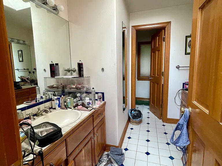 560 University Ave — Photo 69