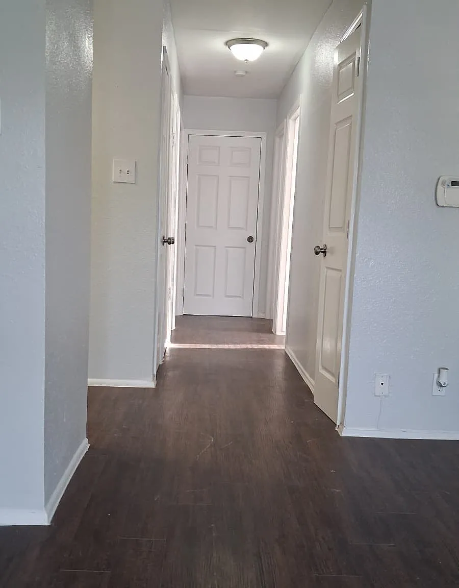 3 bed, 970 sqft, $899 — Photo 2
