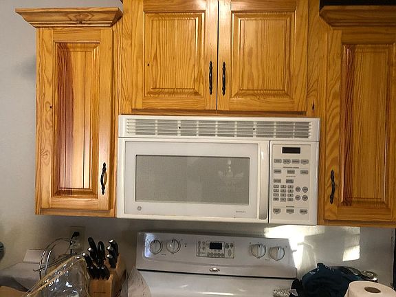 2nd image of 392 Lakeview Ln