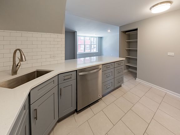 5th image of 2402 N Surrey Ct #1