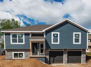 12708 Applewood Dr, Grandview, MO 64030