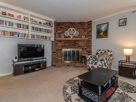 2nd image of 5 Meadowlawn Dr Unit 5