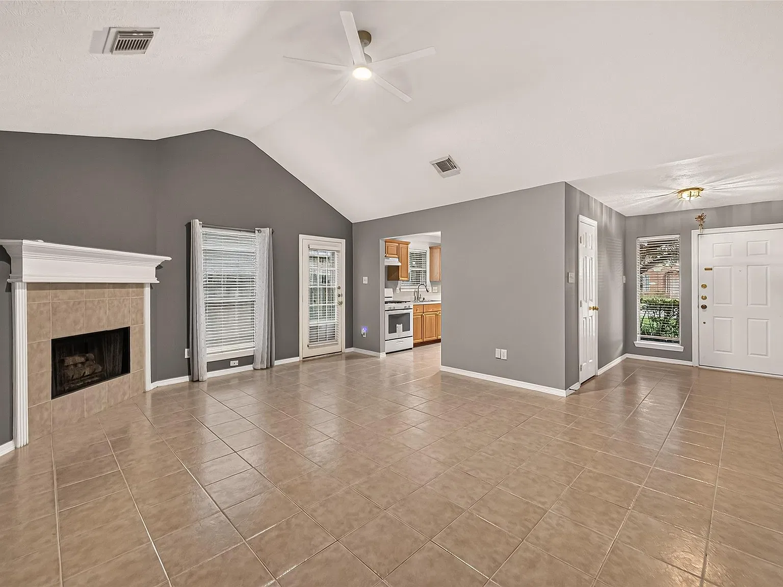 3 bed, 2.0 bath, 1391 sqft, $1,700 — Photo 4