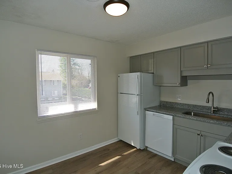 1729 Elmwood St #D — Photo 5