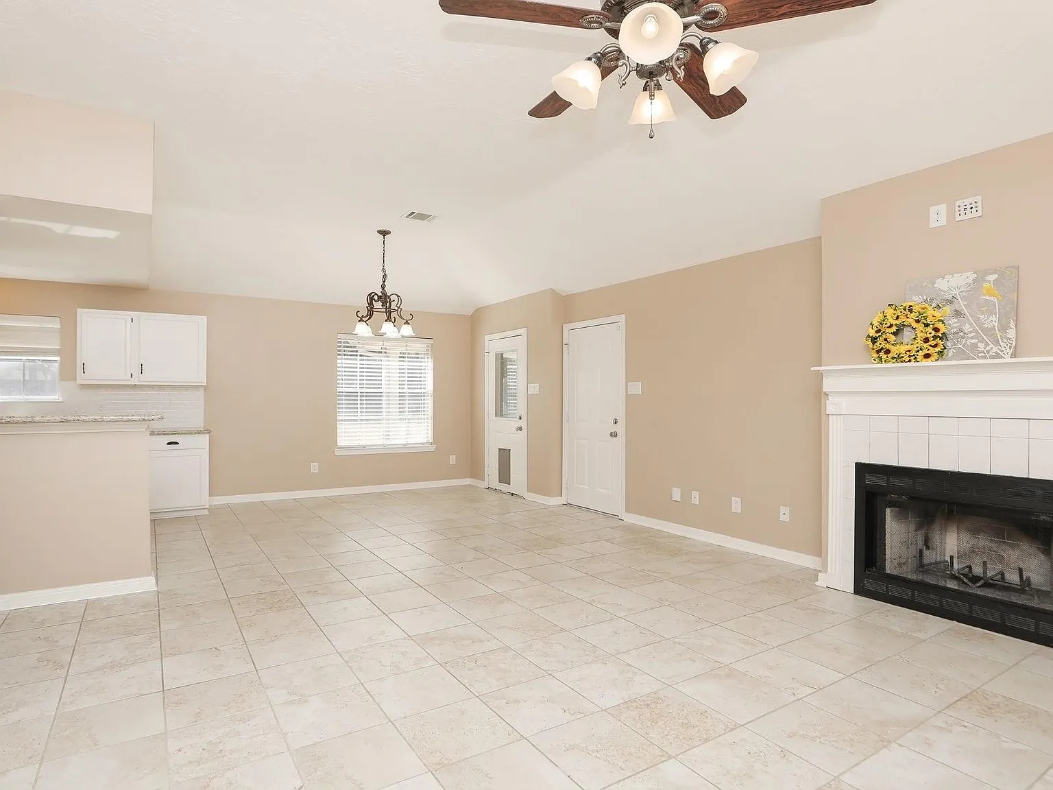 3 bed, 2.0 bath, 1350 sqft, $2,200 — Photo 3