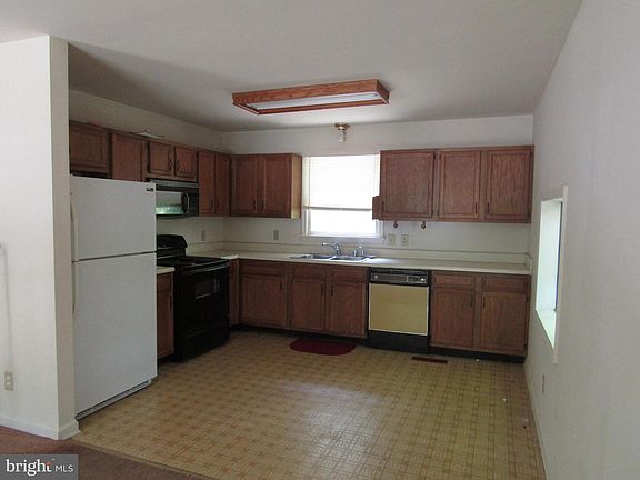 2nd image of 418 Cleveland Ct