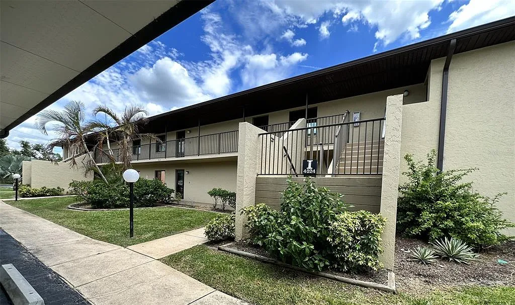 2 bed, 2.0 bath, 893 sqft, $1,900 — Photo 1
