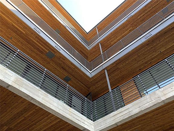 Frank. Exterior