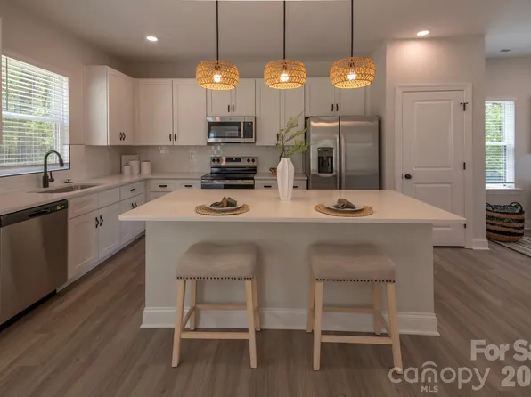 7813 Benning St, Charlotte, NC 28216