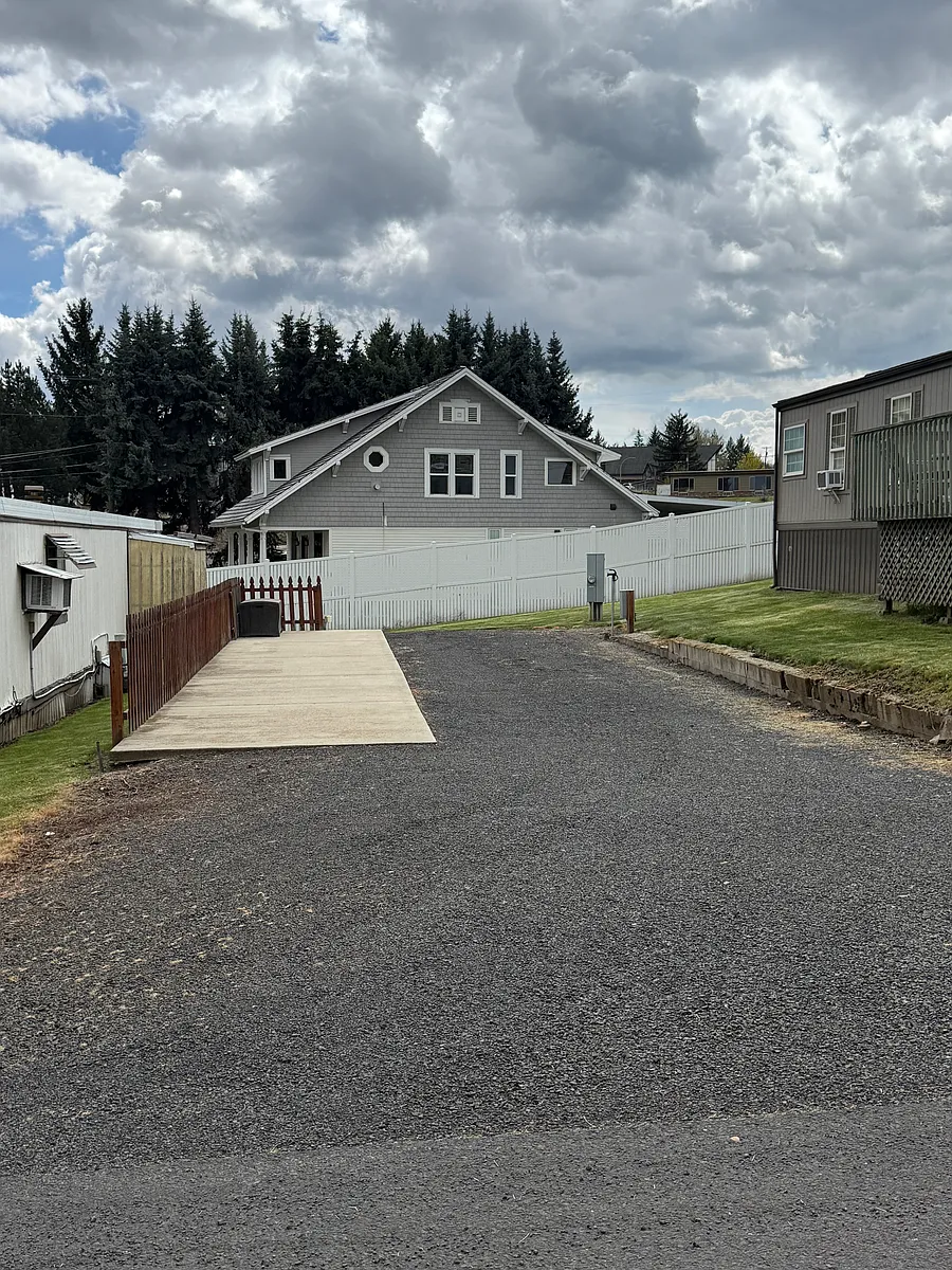 Building Photo - 900 S Hillcrest Dr #202