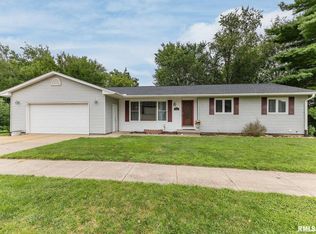 760 Breezy Point Dr, Clinton, IA 52732
