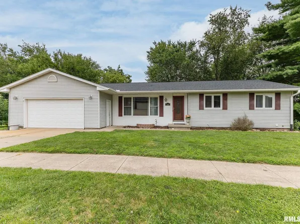 760 Breezy Point Dr, Clinton, IA 52732