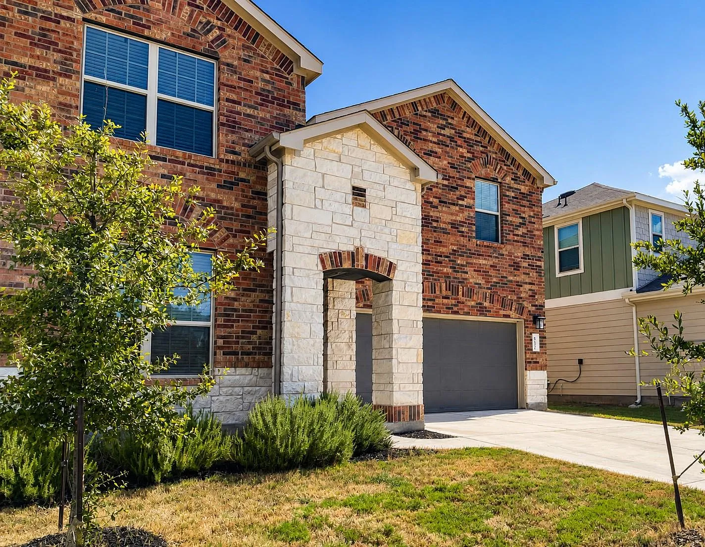 5 bed, 3.0 bath, 2706 sqft, $2,595 — Photo 2