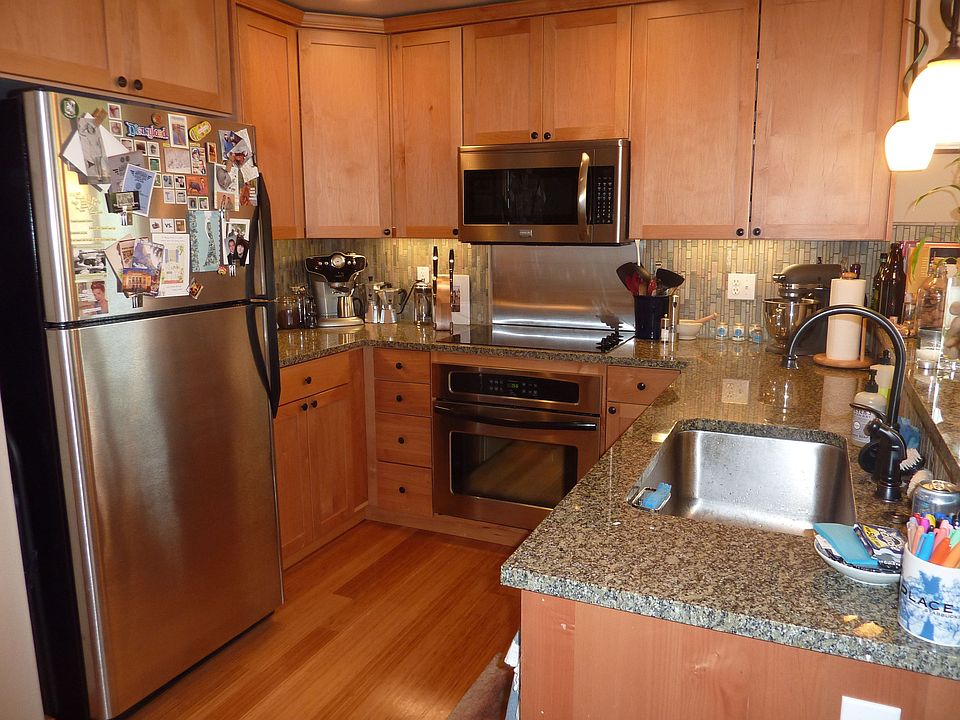 Kitchen (main floor)