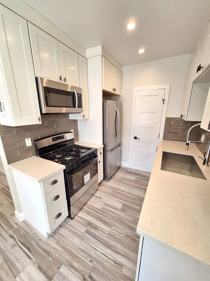 1 bed, 1.0 bath, 650 sqft, $2,310 — Photo 2