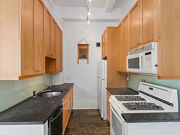 5th image of 250 Mercer St APT B906