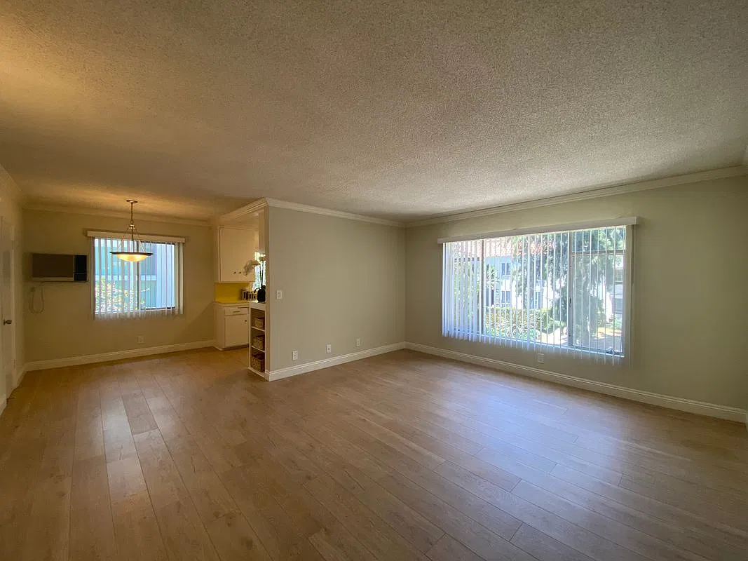 122 N Wetherly Dr — Photo 2