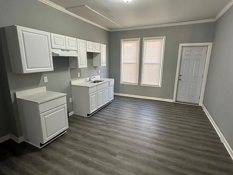 438 N Lakewood Ave — Photo 2