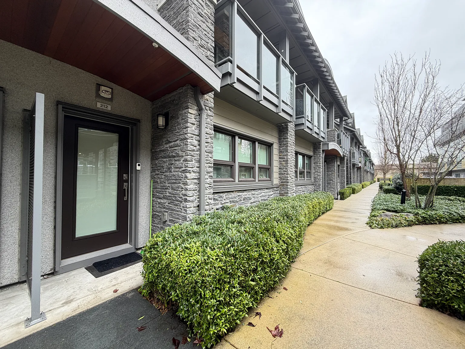 1738 55a St #212 photo 1