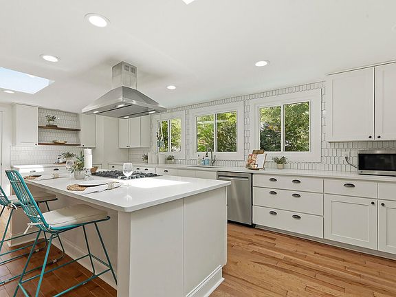 4th image of 3704 Swann St