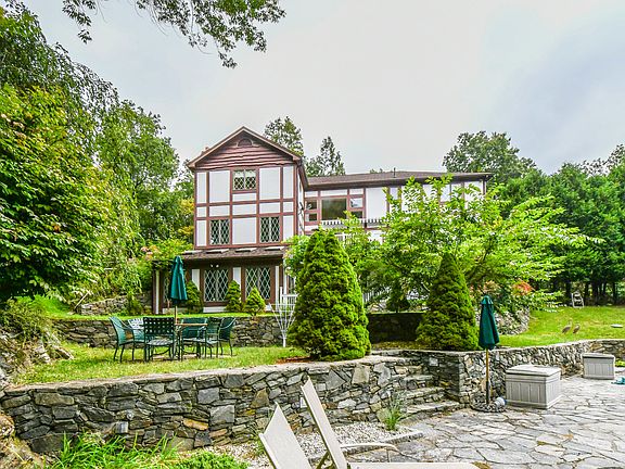 Private backyard with Free-form pool