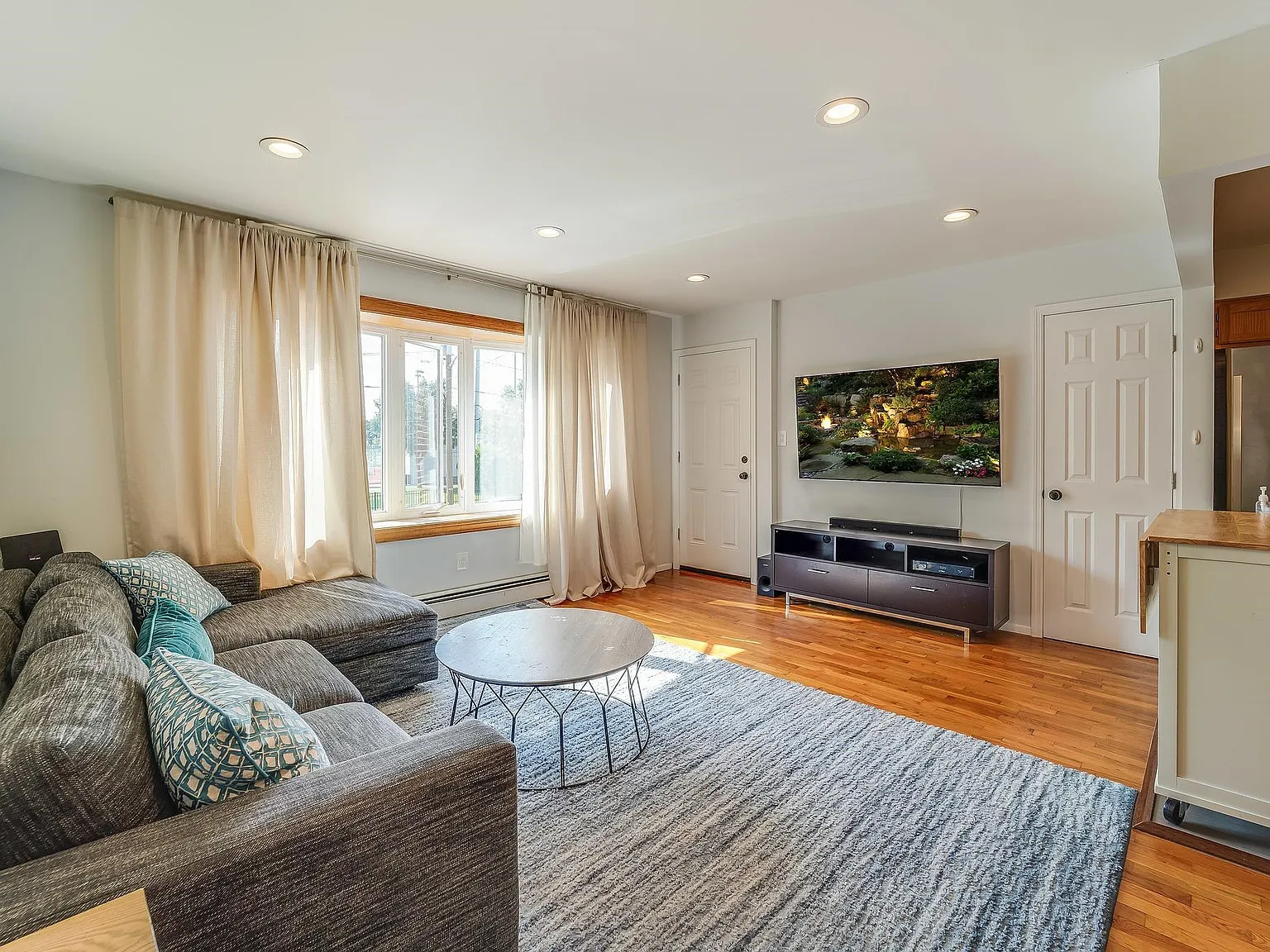 3 bed, 2.0 bath, 1100 sqft, $3,595 — Photo 2