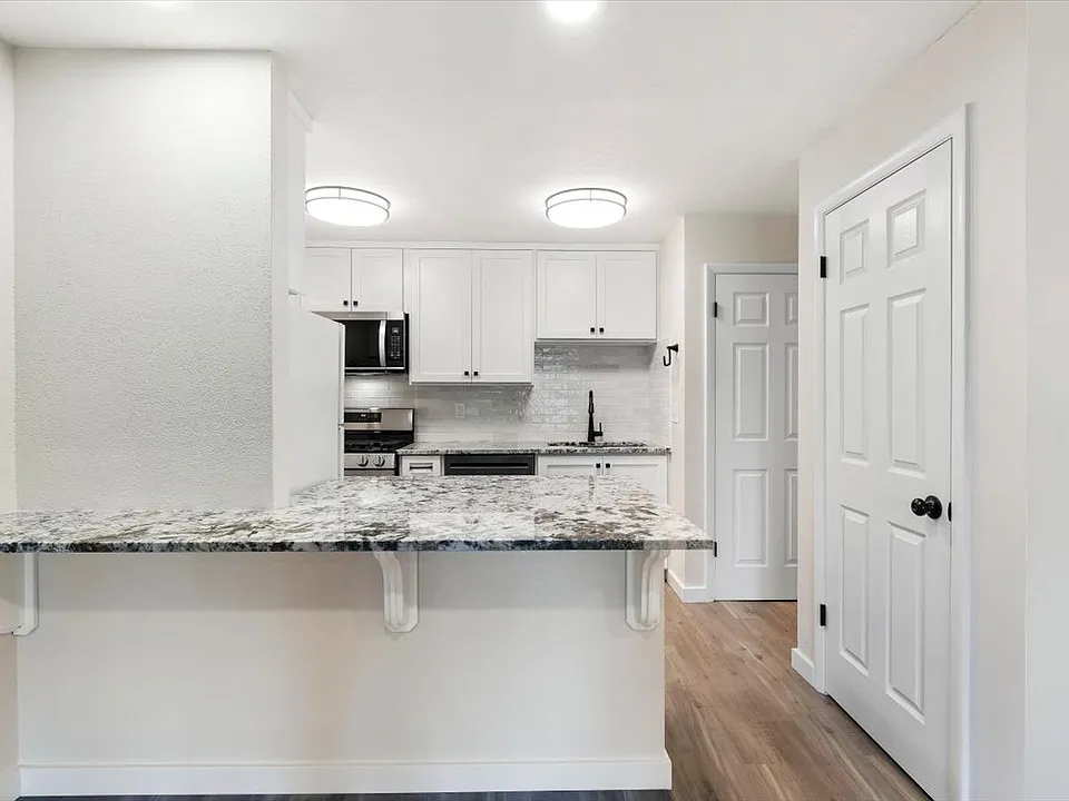 1231 N Camelot Dr