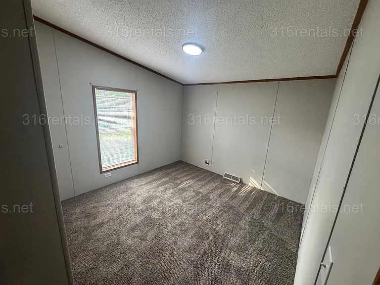 114 Blaine St — Photo 5