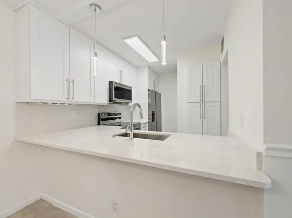 3404 Gardens East Dr, Palm Beach Gardens, FL