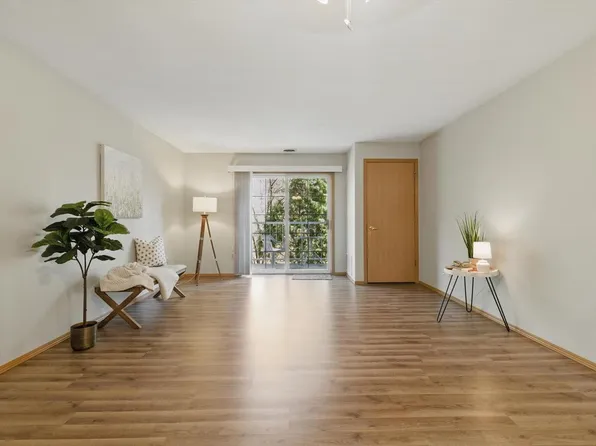 140 West Commerce BOULEVARD #213, Slinger, WI 53086