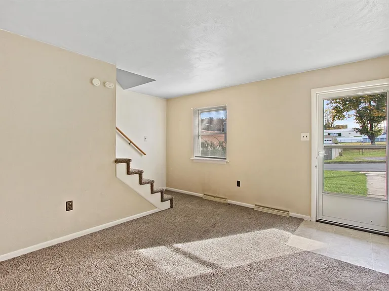 142 N Pleasant Ave — Photo 2