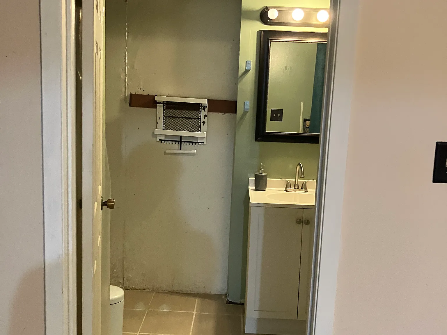 526 E Graham Pl — Photo 3