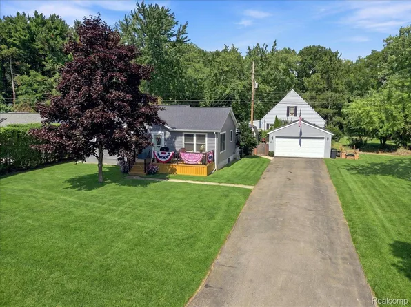 5508 Clinton River Dr, Waterford, MI 48327