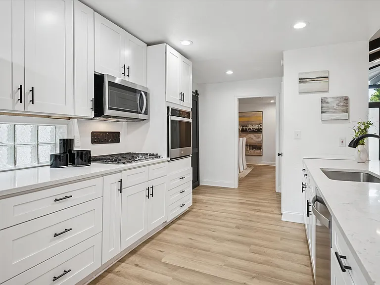 912 Glen Oaks Blvd — Photo 10