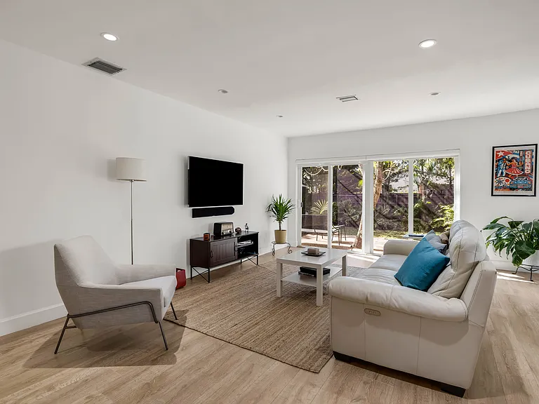 1688 SW 15th St — Photo 5