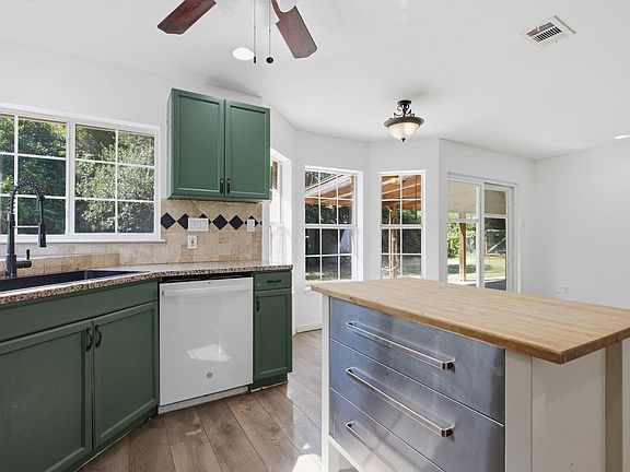 4th image of 703 Post Oak Cir