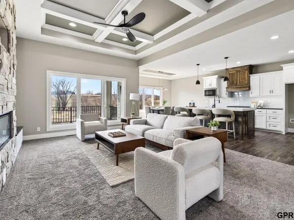 21825 Parkview Dr, Gretna, NE 68028