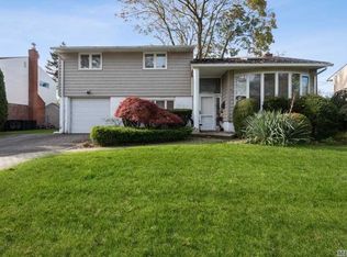 30 Phipps Ln, Plainview, NY 11803