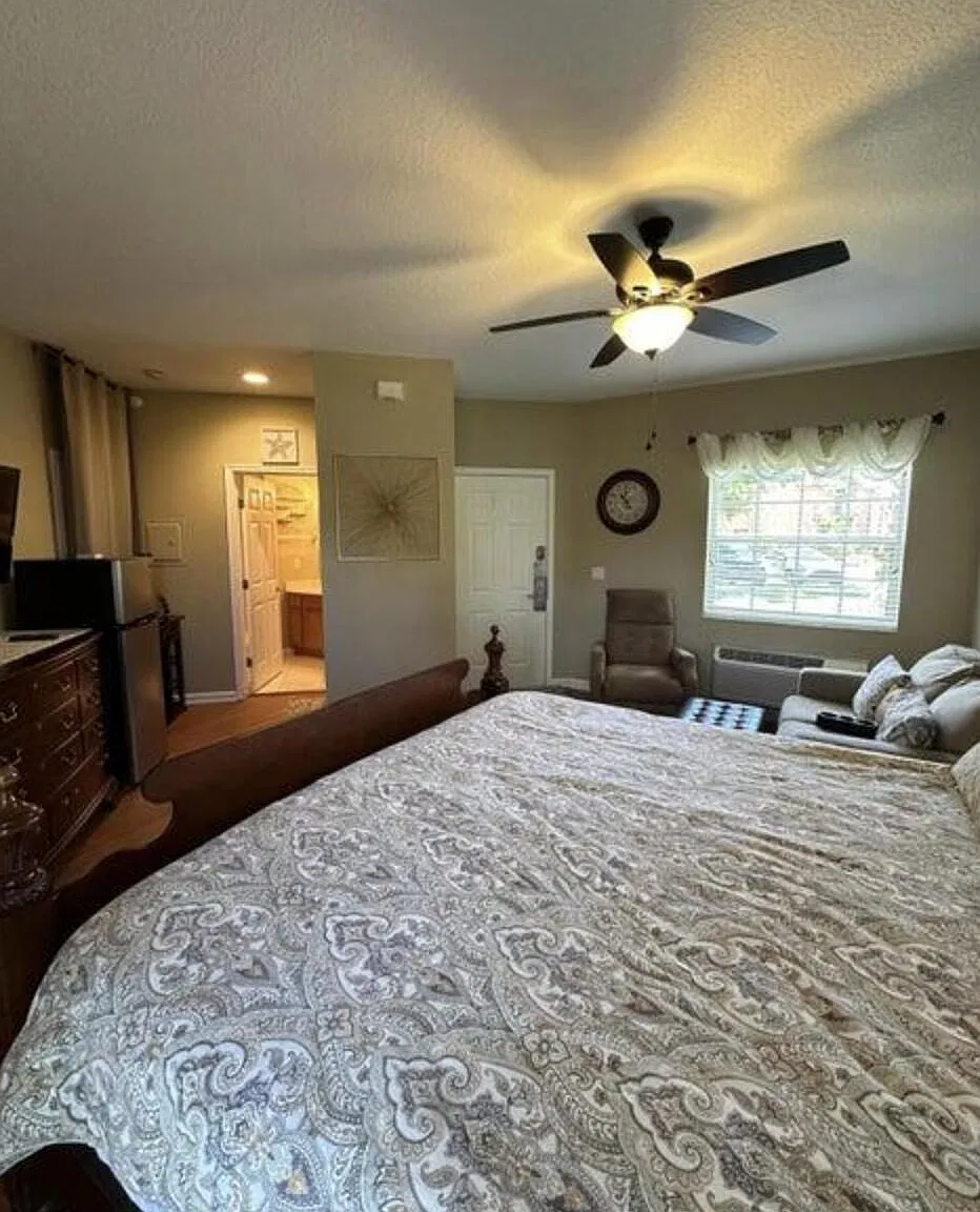 Studio, 1.0 bath, 450 sqft, $1,300 — Photo 2
